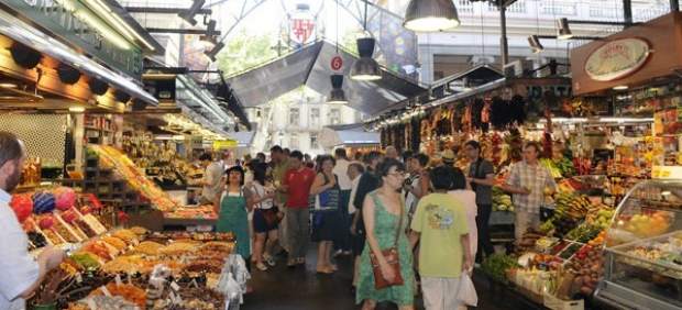 La Boquería intenta no morir de éxito: el mercado busca el equilibrio entre turistas y clientes