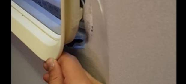 Un pasajero "abre" la ventanilla de un avión