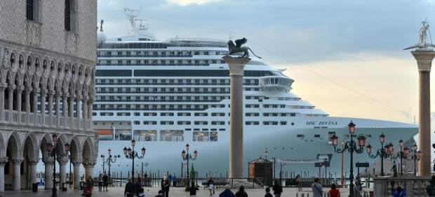 Italia aprueba un plan para alejar el paso de los cruceros frente a Venecia