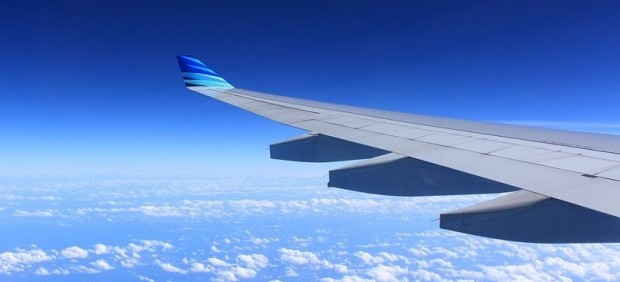 Imagen del ala de un avión en pleno vuelo.