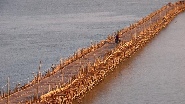 El increíble puente de bambú que se reconstruye cada año