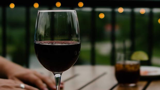 El vino tinto no se sirve a temperatura ambiente y otros errores básicos