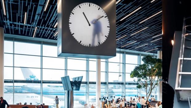 El reloj del aeropuerto de Ámsterdam que no es lo que parece