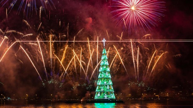 Encienden el árbol de Navidad flotante más grande del mundo