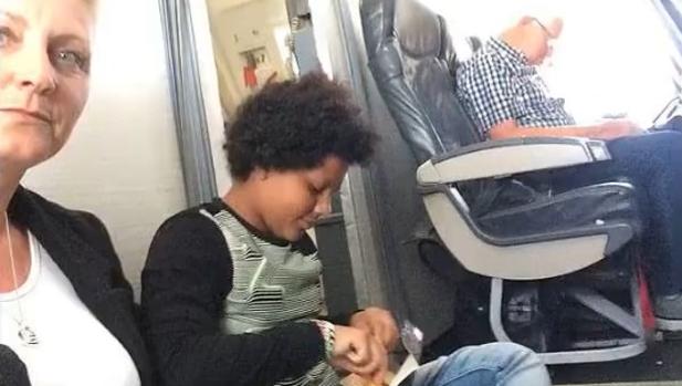 Una familia británica viaja en el suelo del avión porque sus asientos no existían