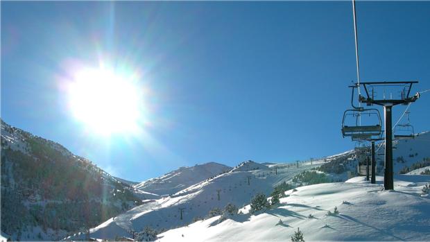 Abren casi todas las estaciones de esquí españolas en un fin de semana de mucho sol