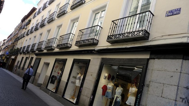 Los misterios que oculta la pequeña calle de Hernán Cortés en Madrid