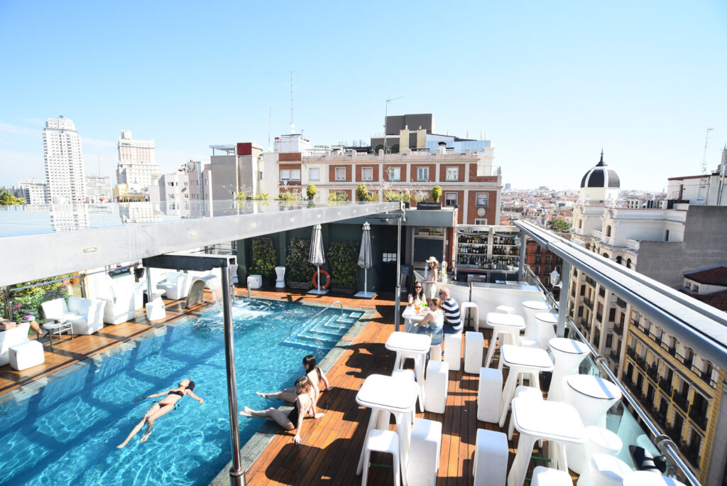 HOTEL SANTO DOMINGO MADRID - piscina en el ático