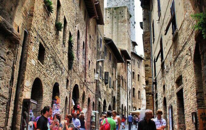 Descubre la belleza medieval de San Gimignano, la joya oculta de la Toscana