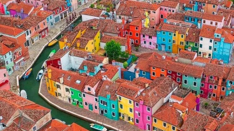 Descubre el secreto mejor guardado de Venecia: ¡La vibrante isla de Burano te sorprenderá!