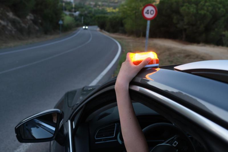 Viaja seguro: todo lo que debes saber sobre la baliza V16, el nuevo accesorio obligatorio en carretera